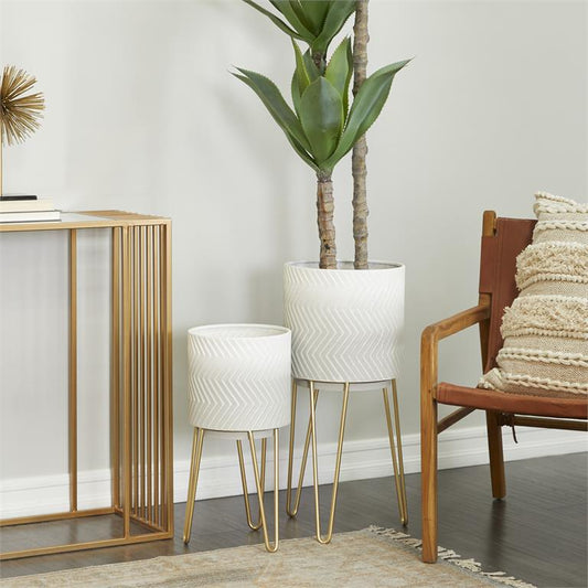 COSMOLIVING BY COSMOPOLITAN WHITE METAL PLANTER WITH REMOVABLE STAND